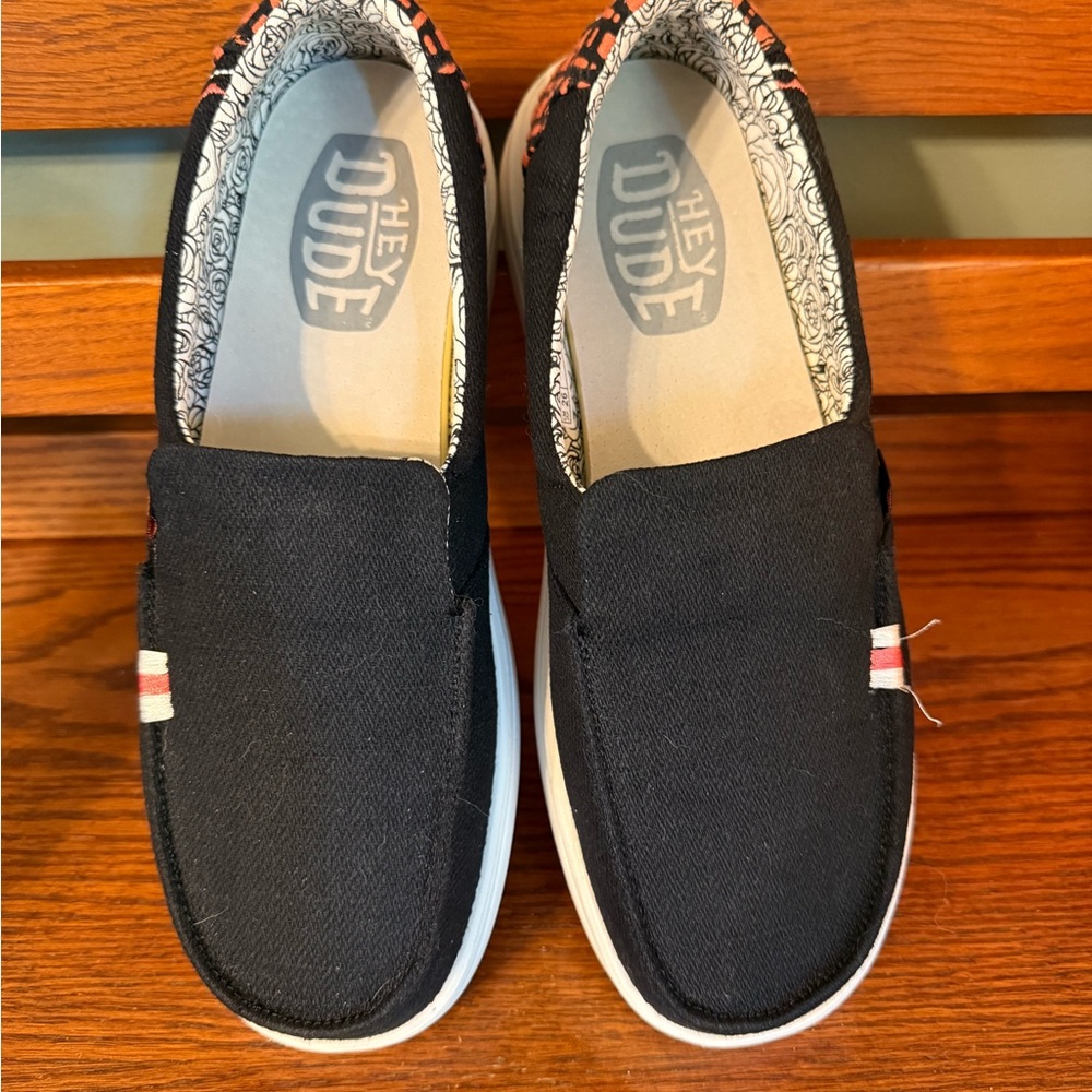 Hey Dude Misty Rise Black and White Women’s Slip-On Shoes size 9. - Picture 2 of 9